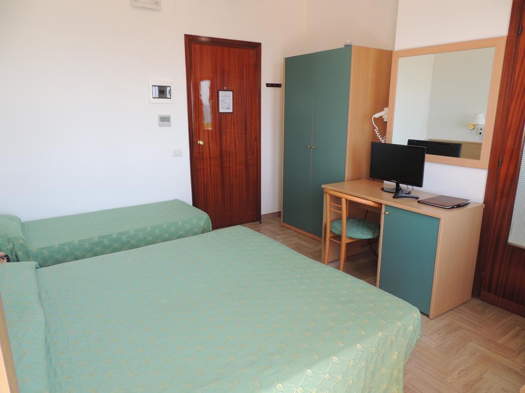 Hotel Baby Gigli Numana Zimmer foto